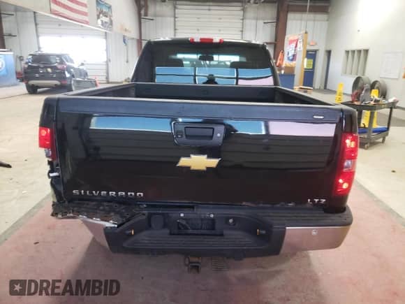 2013 Chevrolet Silverado 1500 LTZ z VIN 1GCRKTE72DZ414083, wystawiony jako Copart lot #49009385 z przebiegiem 180 241 mil mil oraz Szkoda całkowita • Salvage title. Historia ofert i sprzedaży dostępna na DreamBid. Obrazek 6.