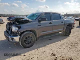 2017 Toyota Tundra SR5 z VIN 5TFEW5F13HX221970, wystawiony jako Copart lot #59506605 z przebiegiem 166 599 mil mil oraz Szkoda całkowita • Salvage title. Historia ofert i sprzedaży dostępna na DreamBid. Obrazek 1.