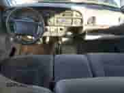 1998 Dodge 1500 z VIN 3B7HF13Y4WG227429, wystawiony jako Copart lot #72100104 z przebiegiem 242 823 mil mil oraz Czysty tytuł • Clean title. Historia ofert i sprzedaży dostępna na DreamBid. Obrazek 8.