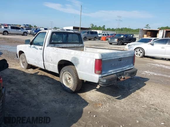 1988 Chevrolet S-10 z VIN 1GCBS14E0J2250990, wystawiony jako IAAI lot #42834696 z przebiegiem 3 848 254 mil mil oraz . Historia ofert i sprzedaży dostępna na DreamBid. Obrazek 3.