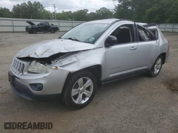 2011 Jeep Compass Latitude z VIN 1J4NT1FB8BD192270, wystawiony jako Copart lot #54953485 z przebiegiem 128 094 mil mil oraz Szkoda całkowita • Salvage title. Historia ofert i sprzedaży dostępna na DreamBid. Obrazek 1.