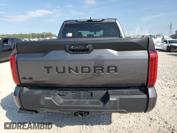 2024 Toyota Tundra SR5 z VIN 5TFLA5DB9RX198018, wystawiony jako Copart lot #89868995 z przebiegiem 28 276 mil mil oraz Szkoda całkowita • Salvage title. Historia ofert i sprzedaży dostępna na DreamBid. Obrazek 6.