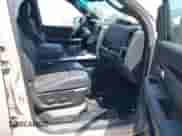 2017 Ram 1500 Rebel z VIN 1C6RR7YT8HS619828, wystawiony jako IAAI lot #42873979 z przebiegiem 136 471 mil mil oraz . Historia ofert i sprzedaży dostępna na DreamBid. Obrazek 5.