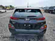 2020 Hyundai Kona SE с VIN KM8K1CAA1LU572444, выставлен на аукционе Copart как лот 63914505 с пробегом 76 856 миль миль и Списание • Salvage title. История ставок и продаж доступна на DreamBid. Изображение 6.