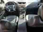 2017 Chevrolet Traverse LT z VIN 1GNKRHKD4HJ328743, wystawiony jako Copart lot #63421165 z przebiegiem 115 656 mil mil oraz Szkoda całkowita • Salvage title. Historia ofert i sprzedaży dostępna na DreamBid. Obrazek 8.