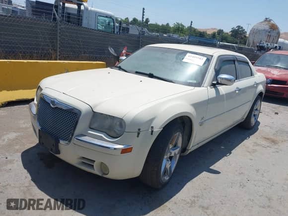 2006 Chrysler 300 C z VIN 2C3KK63H26H354585, wystawiony jako IAAI lot #42409582 z przebiegiem Nie podano mil oraz . Historia ofert i sprzedaży dostępna na DreamBid. Obrazek 2.