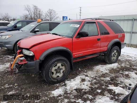 2001 Chevrolet Blazer LS z VIN 1GNCT18WX1K246960, wystawiony jako Copart lot #85066144 z przebiegiem 133 157 mil mil oraz Szkoda całkowita • Salvage title. Historia ofert i sprzedaży dostępna na DreamBid. Obrazek 1.