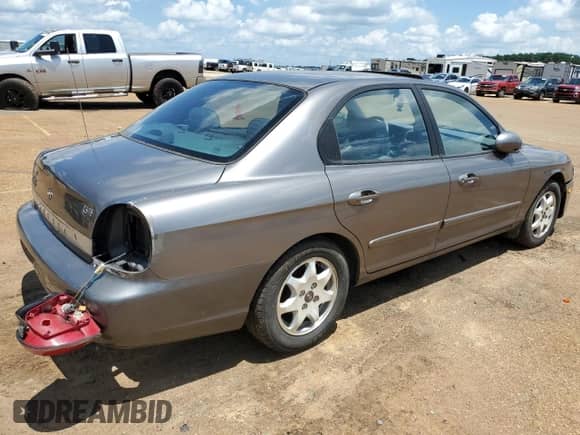 2001 Hyundai Sonata GLS z VIN KMHWF35V61A477442, wystawiony jako Copart lot #64907884 z przebiegiem 160 326 mil mil oraz Szkoda całkowita • Salvage title. Historia ofert i sprzedaży dostępna na DreamBid. Obrazek 3.