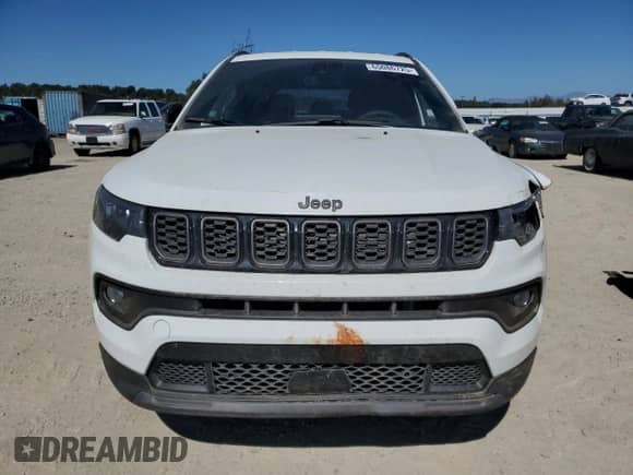 2025 Jeep Compass Latitude z VIN 3C4NJDBNXST531473, wystawiony jako Copart lot #65086725 z przebiegiem 6 359 mil mil oraz Szkoda całkowita • Salvage title. Historia ofert i sprzedaży dostępna na DreamBid. Obrazek 5.