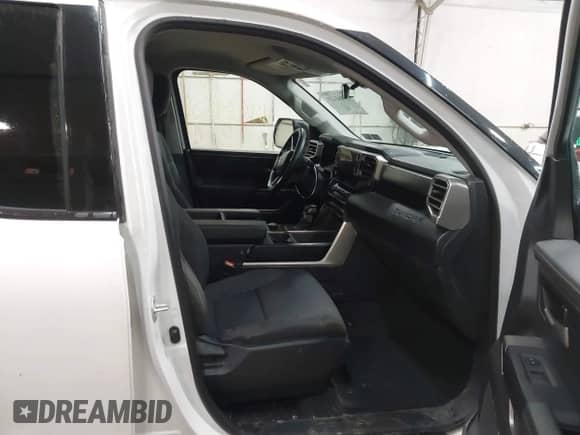 2023 Toyota Tundra SR5 z VIN 5TFLA5DAXPX063554, wystawiony jako IAAI lot #41943423 z przebiegiem 82 823 mil mil oraz . Historia ofert i sprzedaży dostępna na DreamBid. Obrazek 5.