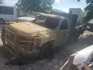 2013 Chevrolet Silverado 3500HD Work Truck z VIN 1GB3KZCG0DZ121315, wystawiony jako Copart lot #65707295 z przebiegiem Nie podano mil oraz Szkoda całkowita • Salvage title. Historia ofert i sprzedaży dostępna na DreamBid. Obrazek 1.
