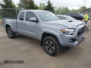 2019 Toyota Tacoma SR5 z VIN 5TFSZ5AN7KX189780, wystawiony jako IAAI lot #42120019 z przebiegiem 62 974 mil mil oraz . Historia ofert i sprzedaży dostępna na DreamBid. Obrazek 1.