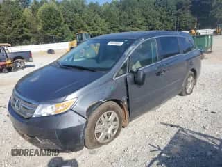2013 Honda Odyssey LX z VIN 5FNRL5H21DB059311, wystawiony jako Copart lot #84026865 z przebiegiem 49 879 mil mil oraz Szkoda całkowita • Salvage title. Historia ofert i sprzedaży dostępna na DreamBid. Obrazek 1.
