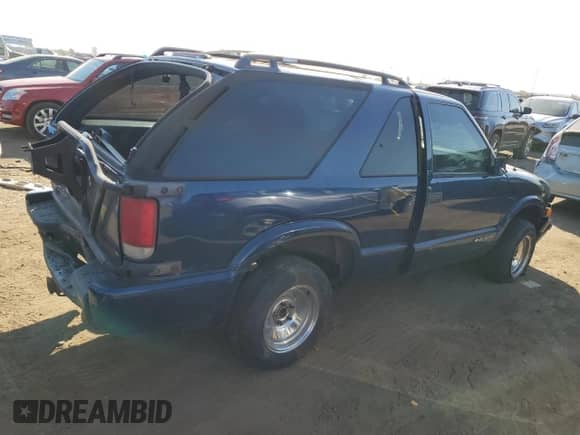 2001 Chevrolet Blazer LS z VIN 1GNCT18W91K189599, wystawiony jako Copart lot #74595674 z przebiegiem 208 309 mil mil oraz Szkoda całkowita • Salvage title. Historia ofert i sprzedaży dostępna na DreamBid. Obrazek 3.