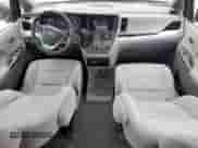 2016 Toyota Sienna L z VIN 5TDZK3DC2GS730068, wystawiony jako Copart lot #62339335 z przebiegiem 127 908 mil mil oraz Szkoda całkowita • Salvage title. Historia ofert i sprzedaży dostępna na DreamBid. Obrazek 8.