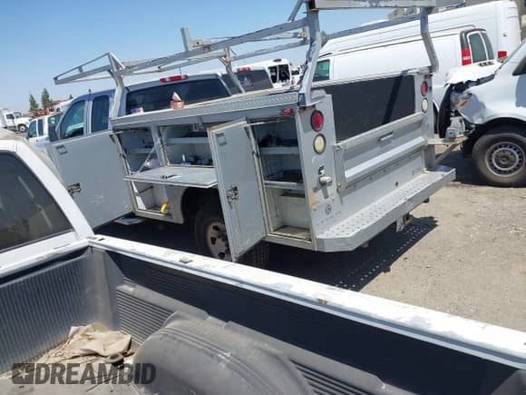2007 Chevrolet Silverado 3500 with VIN 1GBHC39K67E560767, listed as a IAAI auction lot 43007800 with 284,496 mi miles and . Bid and sale history available at DreamBid. Image 18.