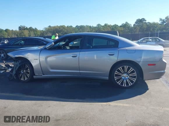 2013 Dodge Charger SE z VIN 2C3CDXBG1DH660333, wystawiony jako IAAI lot #43417540 z przebiegiem 227 145 mil mil oraz . Historia ofert i sprzedaży dostępna na DreamBid. Obrazek 14.