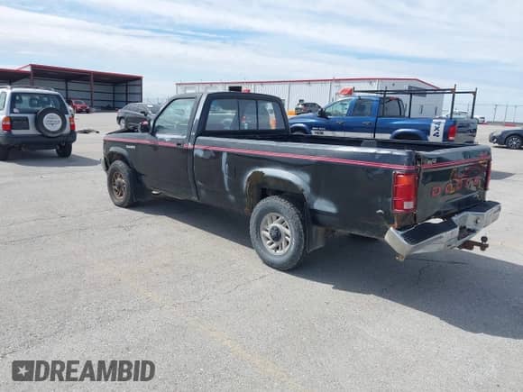 1992 Dodge Dakota z VIN 1B7GG26Y0NS500738, wystawiony jako IAAI lot #41864026 z przebiegiem 155 675 mil mil oraz . Historia ofert i sprzedaży dostępna na DreamBid. Obrazek 3.