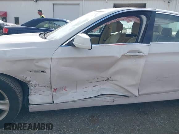 2011 BMW 5 Series 528i z VIN WBAFR1C52BC741052, wystawiony jako IAAI lot #42845290 z przebiegiem 114 049 mil mil oraz . Historia ofert i sprzedaży dostępna na DreamBid. Obrazek 6.