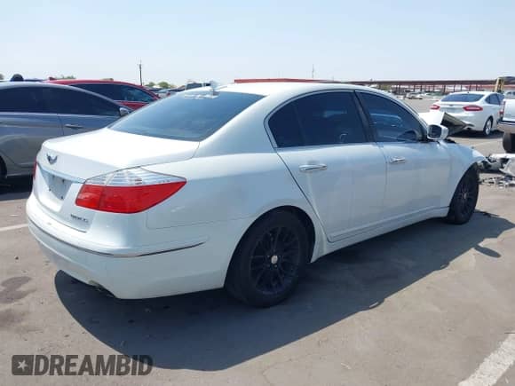 2010 Hyundai Genesis z VIN KMHGC4DE7AU086691, wystawiony jako IAAI lot #42743850 z przebiegiem 202 546 mil mil oraz . Historia ofert i sprzedaży dostępna na DreamBid. Obrazek 4.