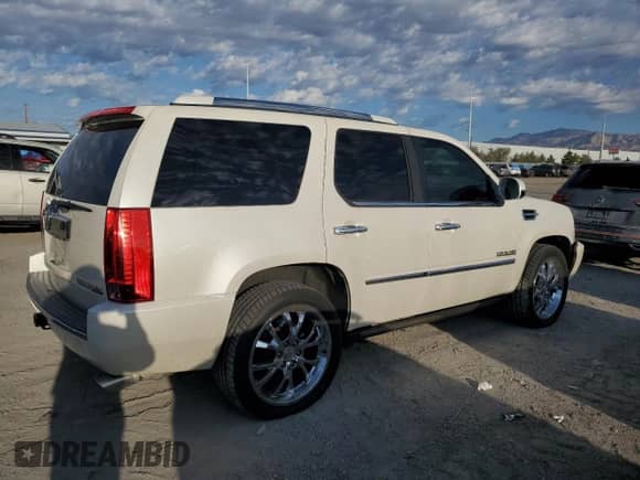 2010 Cadillac Escalade Premium z VIN 1GYUKCEF1AR265978, wystawiony jako Copart lot #84265465 z przebiegiem 96 188 mil mil oraz Szkoda całkowita • Salvage title. Historia ofert i sprzedaży dostępna na DreamBid. Obrazek 3.