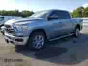2022 Ram 1500 Big Horn z VIN 1C6RRFFG5NN297580, wystawiony jako Copart lot #70990105 z przebiegiem 376 mil mil oraz Czysty tytuł • Clean title. Historia ofert i sprzedaży dostępna na DreamBid. Obrazek 1.
