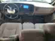 2005 Chevrolet Silverado 1500 Work Truck z VIN 1GCEC19V25Z222771, wystawiony jako Copart lot #81264215 z przebiegiem 179 441 mil mil oraz Czysty tytuł • Clean title. Historia ofert i sprzedaży dostępna na DreamBid. Obrazek 8.