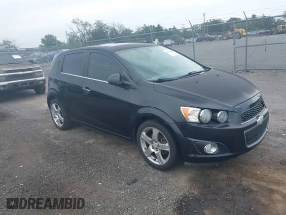 2014 Chevrolet Sonic LTZ z VIN 1G1JE6SB6E4156737, wystawiony jako IAAI lot #43326599 z przebiegiem Nie podano mil oraz . Historia ofert i sprzedaży dostępna na DreamBid. Obrazek 1.