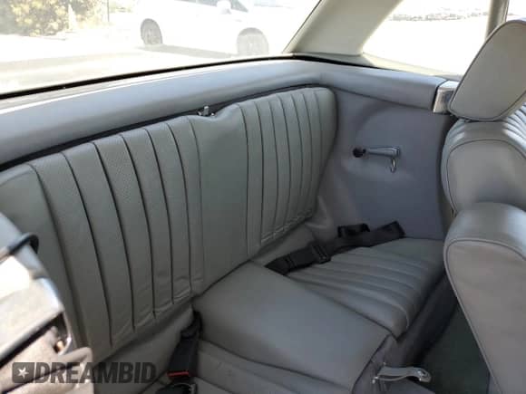 1985 Mercedes-Benz SL z VIN WDB1070461A026562, wystawiony jako Copart lot #60354385 z przebiegiem 33 243 mil mil oraz Czysty tytuł • Clean title. Historia ofert i sprzedaży dostępna na DreamBid. Obrazek 10.