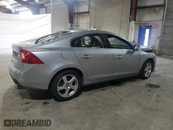2013 Volvo S60 T5 Premier с VIN YV1612FSXD2187800, выставлен на аукционе Copart как лот 85691225 с пробегом 141 250 миль миль и Списание • Salvage title. История ставок и продаж доступна на DreamBid. Изображение 3.