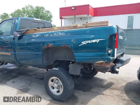 1998 Dodge 1500 z VIN 1B7HF16Y3WS755905, wystawiony jako IAAI lot #42492353 z przebiegiem 142 102 mil mil oraz . Historia ofert i sprzedaży dostępna na DreamBid. Obrazek 6.