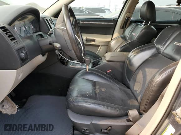 2006 Chrysler 300 C SRT-8 z VIN 2C3LA73W66H426657, wystawiony jako Copart lot #59043365 z przebiegiem 159 188 mil mil oraz Szkoda całkowita • Salvage title. Historia ofert i sprzedaży dostępna na DreamBid. Obrazek 7.