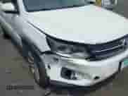 2013 Volkswagen Tiguan S z VIN WVGBV3AX6DW577296, wystawiony jako IAAI lot #42705129 z przebiegiem 110 709 mil mil oraz . Historia ofert i sprzedaży dostępna na DreamBid. Obrazek 6.