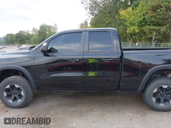 2019 Ram 1500 Rebel z VIN 1C6SRFET2KN705108, wystawiony jako IAAI lot #43163417 z przebiegiem 110 932 mil mil oraz . Historia ofert i sprzedaży dostępna na DreamBid. Obrazek 14.