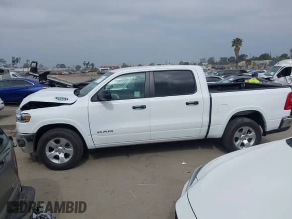 2025 Ram 1500 Big Horn z VIN 1C6RREFG1SN504598, wystawiony jako IAAI lot #42380514 z przebiegiem 7 657 mil mil oraz . Historia ofert i sprzedaży dostępna na DreamBid. Obrazek 14.