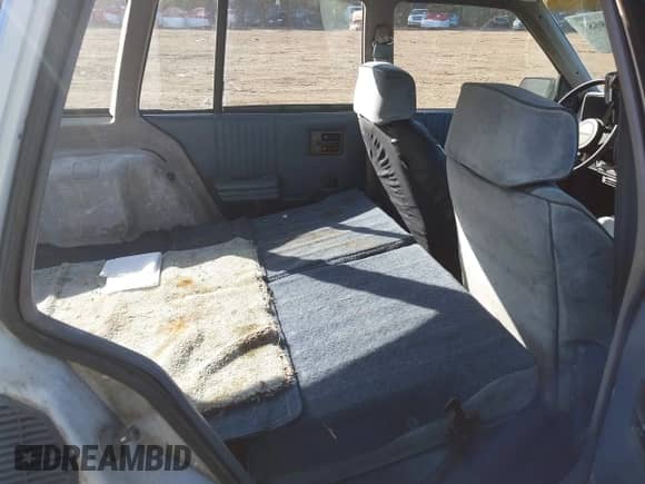 1984 Chevrolet Cavalier z VIN 1G1AD35P0EJ118687, wystawiony jako IAAI lot #43508689 z przebiegiem 887 672 mil mil oraz . Historia ofert i sprzedaży dostępna na DreamBid. Obrazek 8.