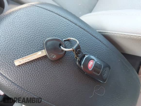 2012 Hyundai Veloster w/Black Int с VIN KMHTC6AD8CU046547, выставлен на аукционе IAAI как лот 42388735 с пробегом 12 884 миль миль и . История ставок и продаж доступна на DreamBid. Изображение 11.