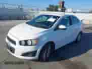 2013 Chevrolet Sonic LT z VIN 1G1JC5SG1D4163184, wystawiony jako IAAI lot #43299118 z przebiegiem 131 205 mil mil oraz . Historia ofert i sprzedaży dostępna na DreamBid. Obrazek 18.