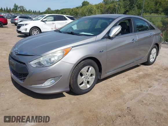 2011 Hyundai Sonata Hybrid z VIN KMHEC4A4XBA003406, wystawiony jako IAAI lot #43193469 z przebiegiem 138 641 mil mil oraz . Historia ofert i sprzedaży dostępna na DreamBid. Obrazek 2.