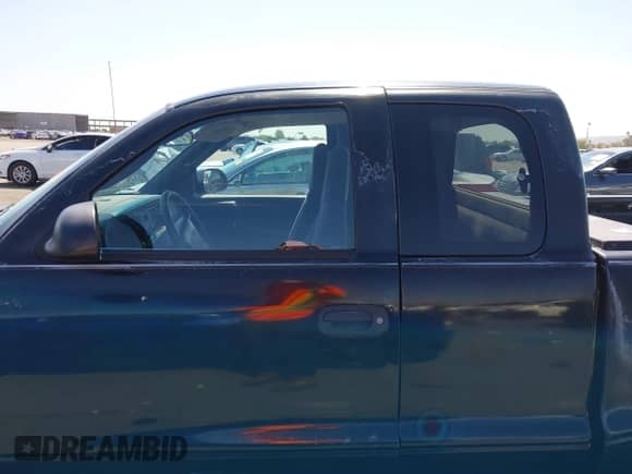 2000 Dodge Dakota with VIN 1B7GL22X5YS533537, listed as a IAAI auction lot 42672321 with 104,070 mi miles and . Bid and sale history available at DreamBid. Image 14.