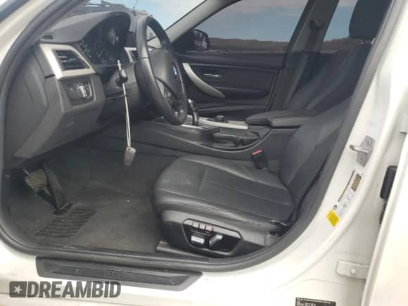 2018 BMW 3 Series 320i z VIN WBA8A9C5XJAH14340, wystawiony jako Copart lot #80249955 z przebiegiem 45 974 mil mil oraz Szkoda całkowita • Salvage title. Historia ofert i sprzedaży dostępna na DreamBid. Obrazek 7.