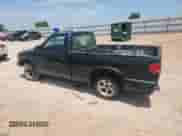 2002 Chevrolet S-10 z VIN 1GCCS14W928179509, wystawiony jako Copart lot #65228405 z przebiegiem Nie podano mil oraz Szkoda całkowita • Salvage title. Historia ofert i sprzedaży dostępna na DreamBid. Obrazek 2.