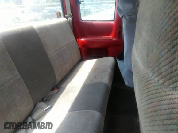 1996 Dodge 1500 z VIN 3B7HF13Z7TG106897, wystawiony jako IAAI lot #42541999 z przebiegiem 258 927 mil mil oraz . Historia ofert i sprzedaży dostępna na DreamBid. Obrazek 8.