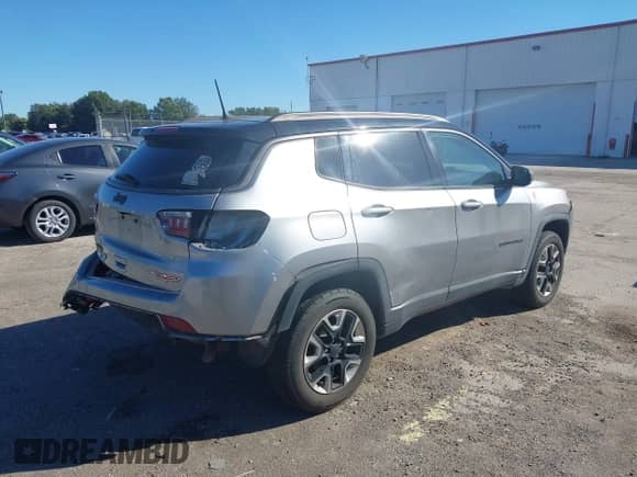 2018 Jeep Compass Trailhawk z VIN 3C4NJDDB9JT199074, wystawiony jako IAAI lot #43419629 z przebiegiem 81 126 mil mil oraz . Historia ofert i sprzedaży dostępna na DreamBid. Obrazek 4.