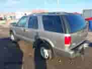 1998 Chevrolet Blazer z VIN 1GNDT13W7WK179219, wystawiony jako IAAI lot #41173648 z przebiegiem 247 164 mil mil oraz . Historia ofert i sprzedaży dostępna na DreamBid. Obrazek 3.