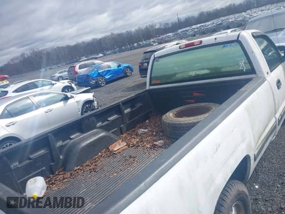 2000 Chevrolet Silverado 1500 z VIN 1GCEC14V6YE419087, wystawiony jako IAAI lot #38916431 z przebiegiem Nie podano mil oraz . Historia ofert i sprzedaży dostępna na DreamBid. Obrazek 8.