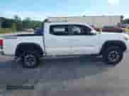 2017 Toyota Tacoma SR5 z VIN 5TFCZ5AN9HX062140, wystawiony jako IAAI lot #43557897 z przebiegiem 172 119 mil mil oraz . Historia ofert i sprzedaży dostępna na DreamBid. Obrazek 6.