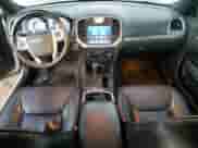 2014 Chrysler 300 C z VIN 2C3CCAKT7EH100959, wystawiony jako Copart lot #81858975 z przebiegiem 154 028 mil mil oraz Szkoda całkowita • Salvage title. Historia ofert i sprzedaży dostępna na DreamBid. Obrazek 8.