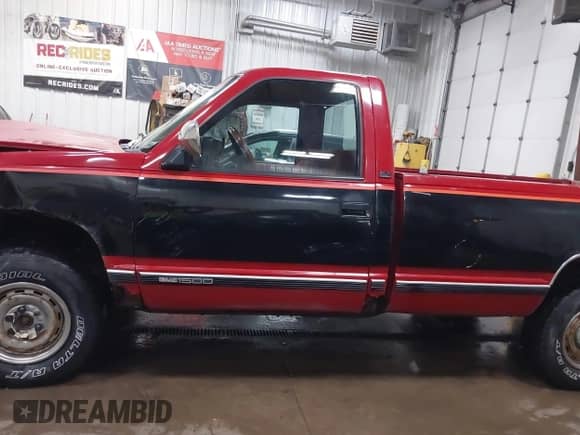 1990 GMC Sierra 1500 z VIN 1GTDK14K7LE522631, wystawiony jako IAAI lot #41424510 z przebiegiem 263 201 mil mil oraz . Historia ofert i sprzedaży dostępna na DreamBid. Obrazek 14.