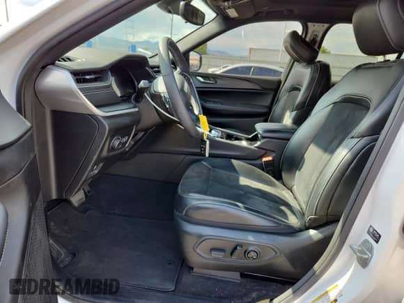 2023 Jeep Grand Cherokee Laredo z VIN 1C4RJHAG4PC566380, wystawiony jako Copart lot #71688765 z przebiegiem 70 378 mil mil oraz Szkoda całkowita • Salvage title. Historia ofert i sprzedaży dostępna na DreamBid. Obrazek 7.